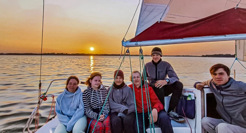 Obóz żeglarski o zachodzie słońca